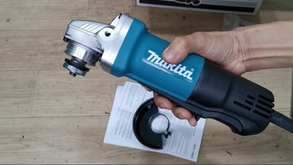 Máy Mài Góc Makita 9556HP (100mm/840w/công tắc bóp)